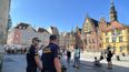 Policía municipal custodia la plaza Mercado de Breslavia, en Wrocaw.