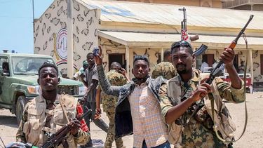 Militares sudaneses empuñan sus armas.