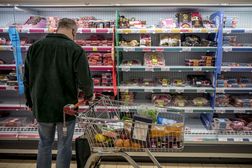 Un cliente observa los precios en un supermercado.
