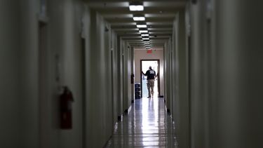 En esta imagen del 9 de julio de 2019, personal camina por un dormitorio de un centro de detenci&oacute;n para ni&ntilde;os migrantes en Carrizo Springs, Texas.&nbsp;