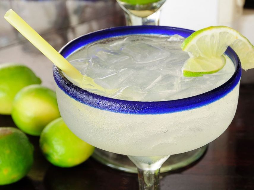 Esta popular bebida esta hecha con base de tequila y una mezcla de limón y sal.