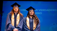 Las hermanas Génesis e Iravid Nieves se formaron en el diseño de arte con globos. La ceremonia de graduación se realizó en el Miami-Dade County Auditorium.