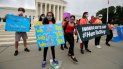 Jóvenes se manifiestan en apoyo del programa DACA que protege a migrantes de la deportación, afuera de la Corte Suprema de EEUU en Washington, el 18 de junio de 2020. Jóvenes se manifiestan en apoyo del programa DACA que protege a migrantes de la deportación, afuera de la Corte Suprema de EEUU en Washington, el 18 de junio de 2020.