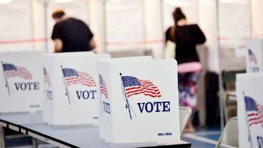 Millones de estadounidenses votan en elecciones.