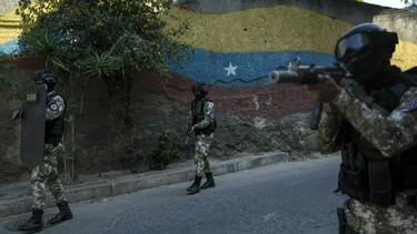 Miembros de la Fuerza de Acción de la Policía Nacional, FAES, unidad de comando de élite creada para por el régimen de Nicolás Maduro, patrullan el vecindario Antimano de Caracas, Venezuela, el martes 29 de enero de 2019.&nbsp;