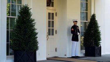 Un infante de Marina monta guardia afuera del Ala Oeste de la Casa Blanca el mi&eacute;rcoles 7 de octubre de 2020, en se&ntilde;al de que el presidente Donald Trump se encuentra en la Oficina Oval, en Washington.