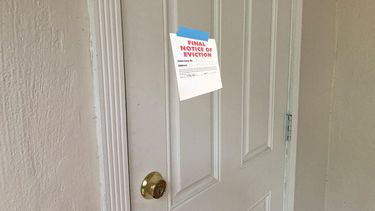 Un aviso de desalojo cuelga en la puerta de un inquilino en Miami.