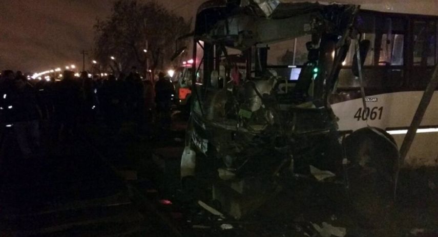 El accidente ocurrió en la línea de trenes suburbanos Sarmiento, la misma en la que, en&nbsp;febrero de 2012, un convoy chocó&nbsp;contra los paragolpes de contención de la cabecera del andén en la estación Plaza Miserere.