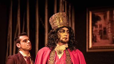 Escena de la obra Drácula, una adaptación de Roberto Antínoo que dirige Juan Roca, en Havanafama.&nbsp;