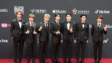 El cantante surcoreano Taeil (derecha) posa con sus compañeros del grupo de K-pop NCT 127 en un evento en Paju, Corea del Sur, el sábado 11 de diciembre de 2021.