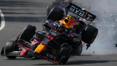 El piloto mexicano Sergio Pérez (primer plano) estrella su Red Bull contra el Ferrari de Charles Leclerc en la largada del Gran Premio de México de Fórmula Uno, el domingo 29 de octubre de 2023, en el Autódromo Hermanos Rodríguez.&nbsp;
