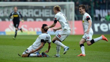 El centrocampista venezolano del Moenchengladbach, Juan Arango (izq.), celebra un gol con sus compañeros, el centrocampista noruego Havard Nordtveit (der.) y el centrocampista Marco Reus, durante el partido de la Bundesliga alemana entre el Borussia Moenchengladbach y el 1. FC Colonia, en Moenchengladbach el 15 de abril de 2012.&nbsp;