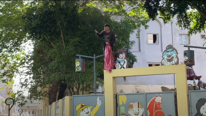 CAPTURA DE PANTALLA desde el canal de Youtube: Camila Carballo INSIDE. Hombre se sube a un muro en La Habana a exigir libertades políticas.&nbsp;