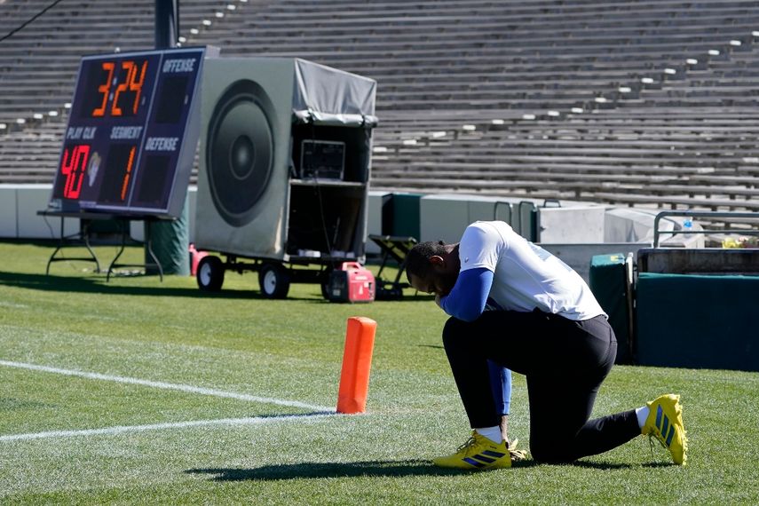Von Miller, linebacker de los Rams de Los Ángeles, hace una pausa antes de entrar al terreno durante una práctica, el jueves 10 de febrero de 2022, en Pasadena, California