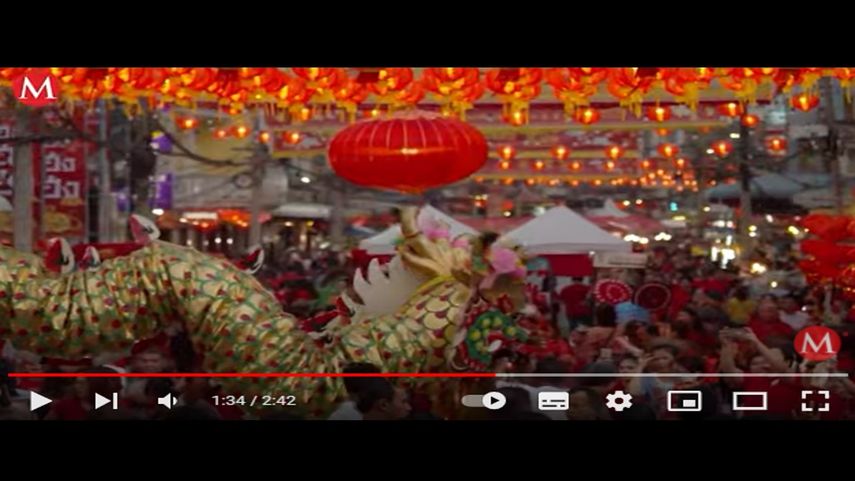 Chinos vuelven con su familia para el Año Nuevo Lunar.