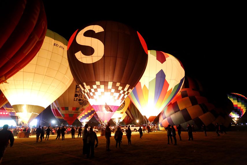 Globos aerostáticos se iluminan en la Noche Magica .
