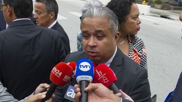 Roniel Ortiz, miembro del equipo de abogados defensores del expresidente Ricardo&nbsp;Martinelli, habla con la prensa en el exterior del edificio James Lawrence King, de la corte federal de Justicia, en Miami.