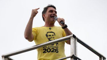El senador brasileño Flavio Bolsonaro, hijo del expresidente de Brasil (2019-2022) Jair Bolsonaro, pronuncia un discurso en una manifestación durante el Día de la Independencia, en la playa de Copacabana en Río de Janeiro, Brasil, el 7 de septiembre de 2025.