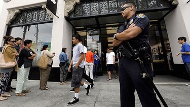 La salida del nuevo iPhone 5S y 5C provocó largas filas en las tiendas en las tiendas de Apple de todo el mundo. (AP)