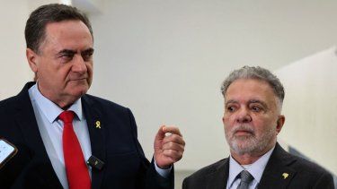 El Ministro de Relaciones Exteriores de Israel, Israel Katz (i), habla con los periodistas durante su citación al Embajador de Brasil en Israel, Frederico Meyer (R), en el museo Conmemorativo del Holocausto Yad Vashem en Jerusalén el 19 de febrero de 2024. Brasil ha retirado a su embajador en Israel, Frederico Meyer. el 29 de mayo de 2024.&nbsp;