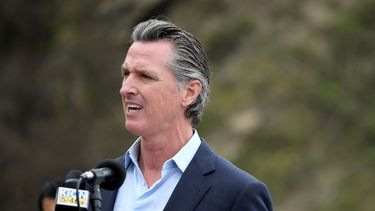 En esta imagen del 23 de abril de 2021, el gobernador de California Gavin Newsom durante una conferencia de prensa sobre la reapertura de una autopista en Rat Creek, cerca de Big Sur, California.