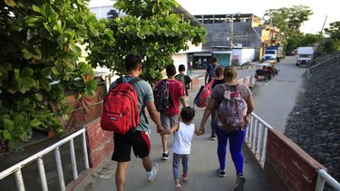 Migrantes, algunos de ellos salvadoreños, caminan hacia una localidad después de llegar desde Guatemala cruzando en balsa el Río Suchiate, hacia Ciudad Hidalgo, México, en junio de 2019.&nbsp;