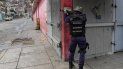 Un miembro de la Policía Nacional Bolivariana apunta a un posible objetivo luego de enfrentamientos con presuntos miembros de una banda criminal en el barrio Cota 905, en Caracas, el 9 de julio de 2021 Un miembro de la Policía Nacional Bolivariana apunta a un posible objetivo luego de enfrentamientos con presuntos miembros de una banda criminal en el barrio Cota 905, en Caracas, el 9 de julio de 2021