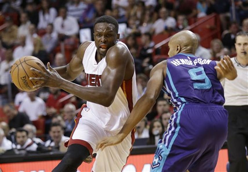 Deng superó las marcas rivales para terminar con una jornada exitosa. (AP)