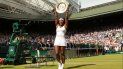 Serena Williams alza el trofeo de campeona de Wimbledon tras derrotar a Garbiñe Muguruza en la final, el 11 de julio de 2015. 