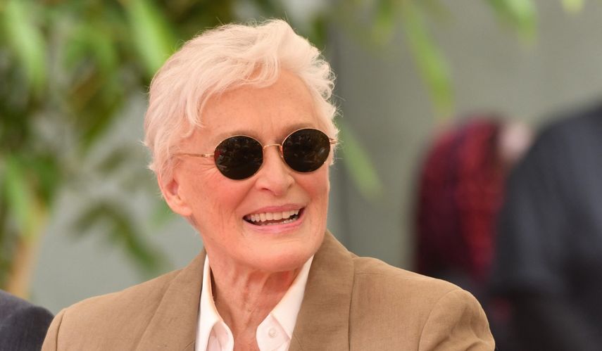 La actriz estadounidense Glenn Close asiste a la ceremonia de la huella de sus manos y pies en el TCL Chinese Theatre IMAX, como parte del Festival de Cine Clásico TCM en Hollywood, California, el 1 de mayo de 2026.&nbsp;