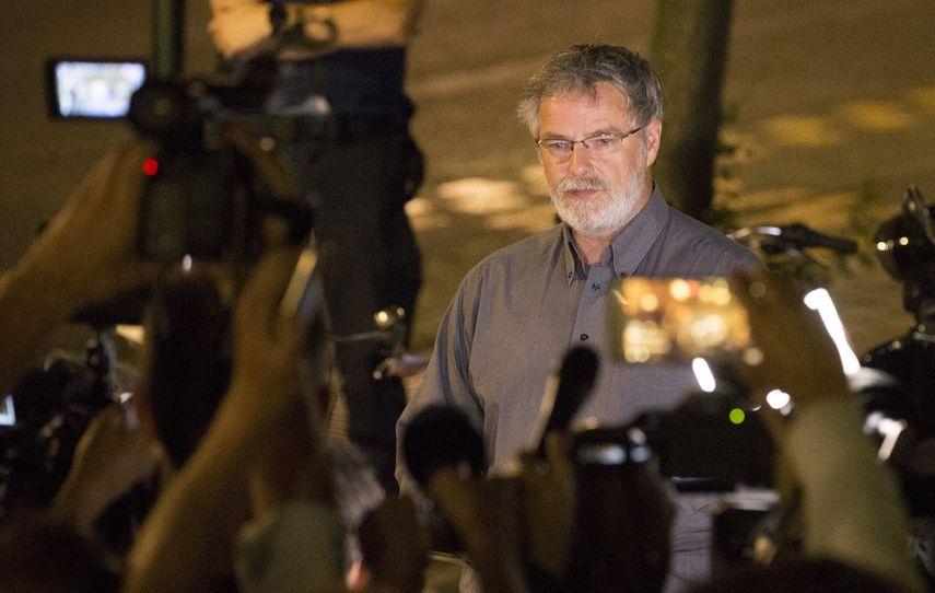 El portavoz de la fiscalía belga, Eric Van der Sypt, durante una rueda de prensa en la Estación Central de trenes de Bruselas tras un atentado terrorista neutralizado este martes 20 de junio de 2017, en Bruselas, Bélgica.