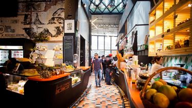 El Mercado Roma, pionero en México, hereda una tendencia europea, cumple tres años y continúa atrayendo comensales de todo el mundo que buscan tener una experiencia gourmet.