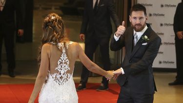 El jugador argentino Lionel&nbsp;Messi &nbsp;y su esposa, Antonella Rocuzzo, saludan tras casarse.
