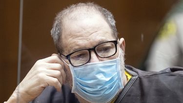 El exproductor cinematográfico y violador convicto Harvey Weinstein, de 69 años, usa un cubrebocas detrás de un acrílico protector en la corte durante una audiencia previa a su juicio en Los Angeles el 29 de julio de 2021.