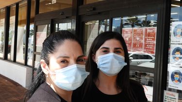 Alexandra, alumna de Miami Beach Senior High School, junto a su madre, Andrea. 