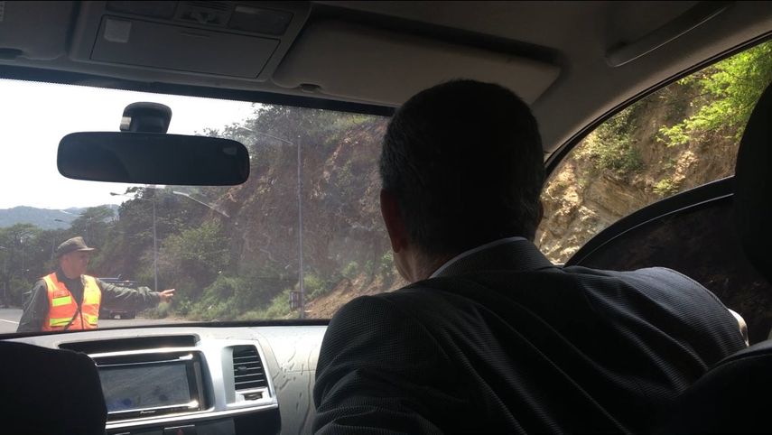 El diputado opositor, Henry Ramos Allup, minutos antes de la detención por parte de funcionarios del Estado.&nbsp;