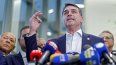 El senador Flavio Bolsonaro, hijo del expresidente brasileño Jair Bolsonaro, habla con periodistas.