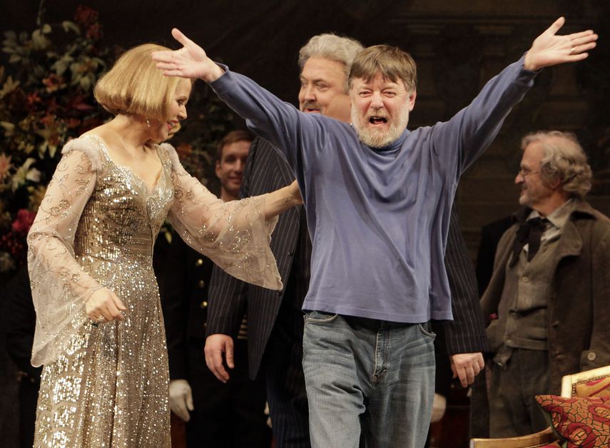 El director de orquesta Andrew Davis alza los brazos ante el aplauso del público, acompañado por Renee Fleming y Peter Rose, durante el último ensayo de la ópera Capriccio de Richard Strauss de la Compañía de Ópera Metropolitana en el Lincoln Center de Nueva York, el 25 de marzo de 2011.