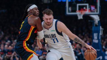 El base de los Mavericks de Dallas Luka Doncic avanza con el balón hacia la canasta superando al base del Thunder de Oklahoma City Luguentz Dort en el juego 5 de las semifinales de la Conferencia Oeste el miércoles 15 de mayo del 2024.&nbsp;