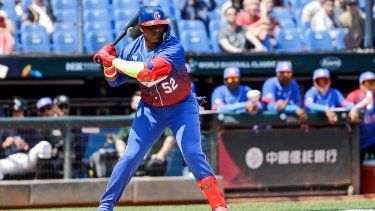 El pelotero cubano Yoenis Céspedes consume turno en el desafío del Clásico Mundial de Béisbol ante Países Bajos, en Taiwán, el miércoles 8 de marzo de 2023.