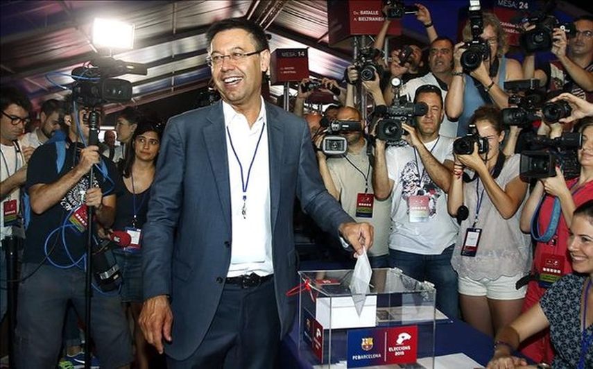 Bartomeu al momento de ejercer su derecho al voto (EFE)
