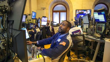 Agentes de la Bolsa de Nueva York trabajan durante una sesión bursátil.