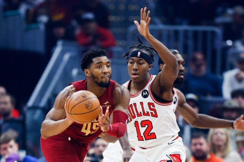 Donovan Mitchell, de los Cavaliers de Cleveland, envía un pase ante Ayo Dosunmu, de los Bulls de Chicago, el lunes 2 de enero de 2023&nbsp;