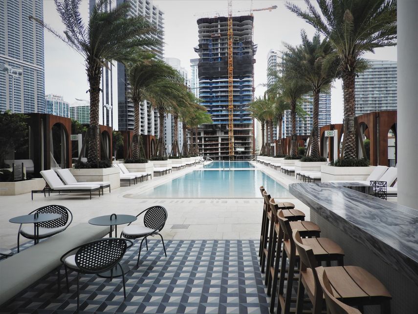 Área de esparcimiento, 9na planta, con piscina, cabañas y bar.