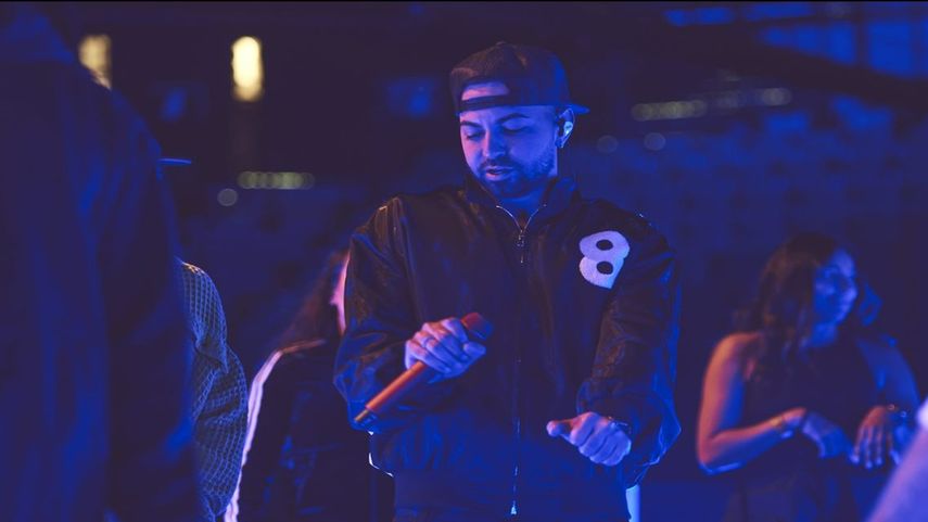 Justin Quiles ensaya para la ceremonia de los Latin AMAs 2023, que se llevará a cabo este jueves, 20 de abril, en el MGM Grand Arena en Las Vegas.
