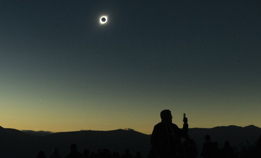 Un hombre se detiene bajo un eclipse solar total desde La Higuera, Chile.