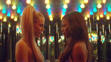 En esta imagen difundida por A24, Riley Keough, a la izquierda, y Taylour Paige en una escena de Zola. La cinta de la realizadora estadounidense de padres panameños Janicza Bravo recibió siete nominaciones a los Premios Spirit del Cine Independiente 2021.