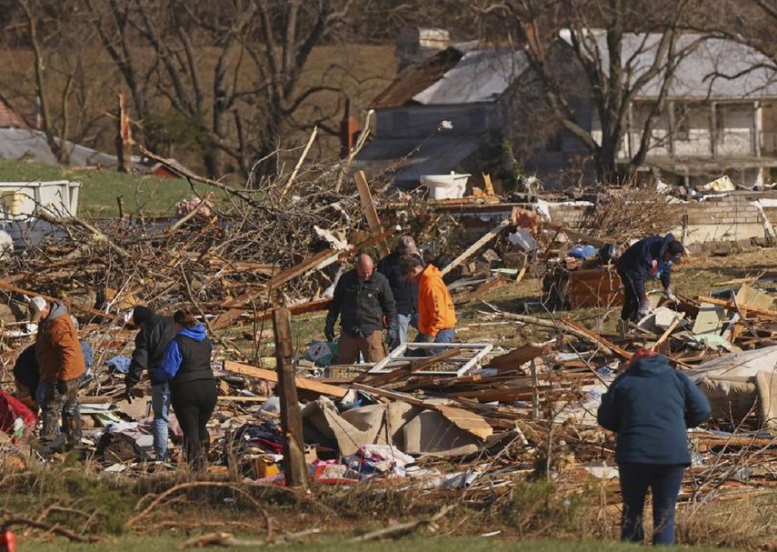 Búsqueda desesperada de sobrevivientes tras devastación de tornados