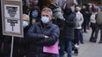 Personas hacen fila en un centro de pruebas diagnósticas a COVID-19, el 13 de diciembre de 2021, en Times Square, en la ciudad de Nueva York.&nbsp;