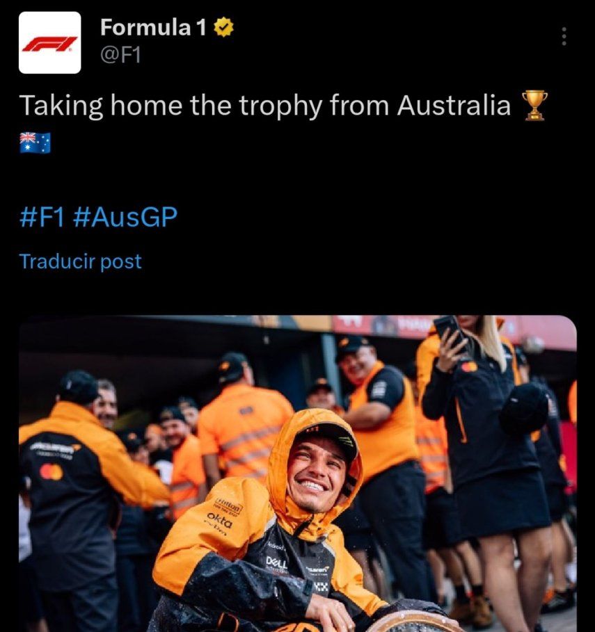 Lando Norris posa con el trofeo del Gran Premio de Australia en la Fórmula 1